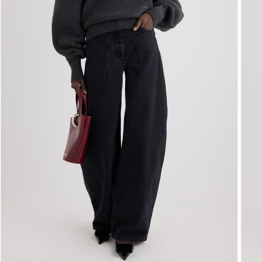 NWT Jacquemus Le De-Nimes Óvalo Barrel Leg Jeans.